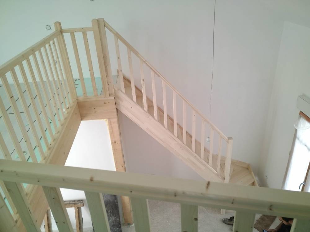 escalier en bois de coté