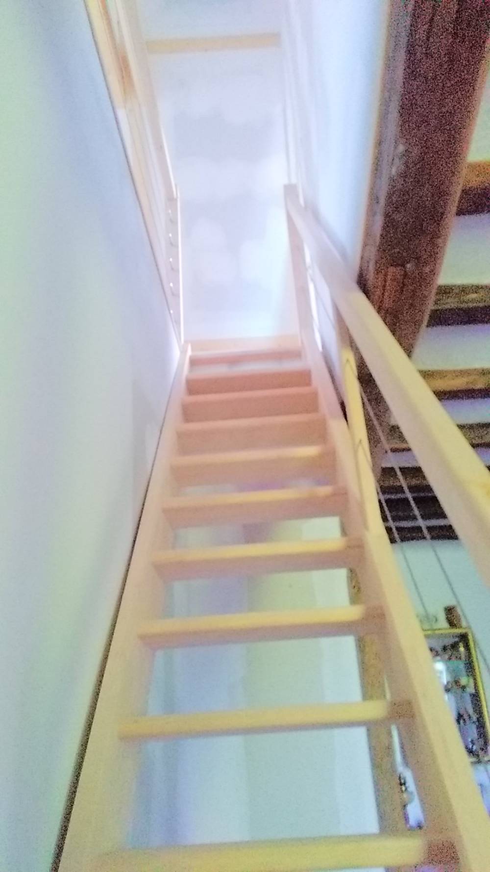 escalier penché d'en bas